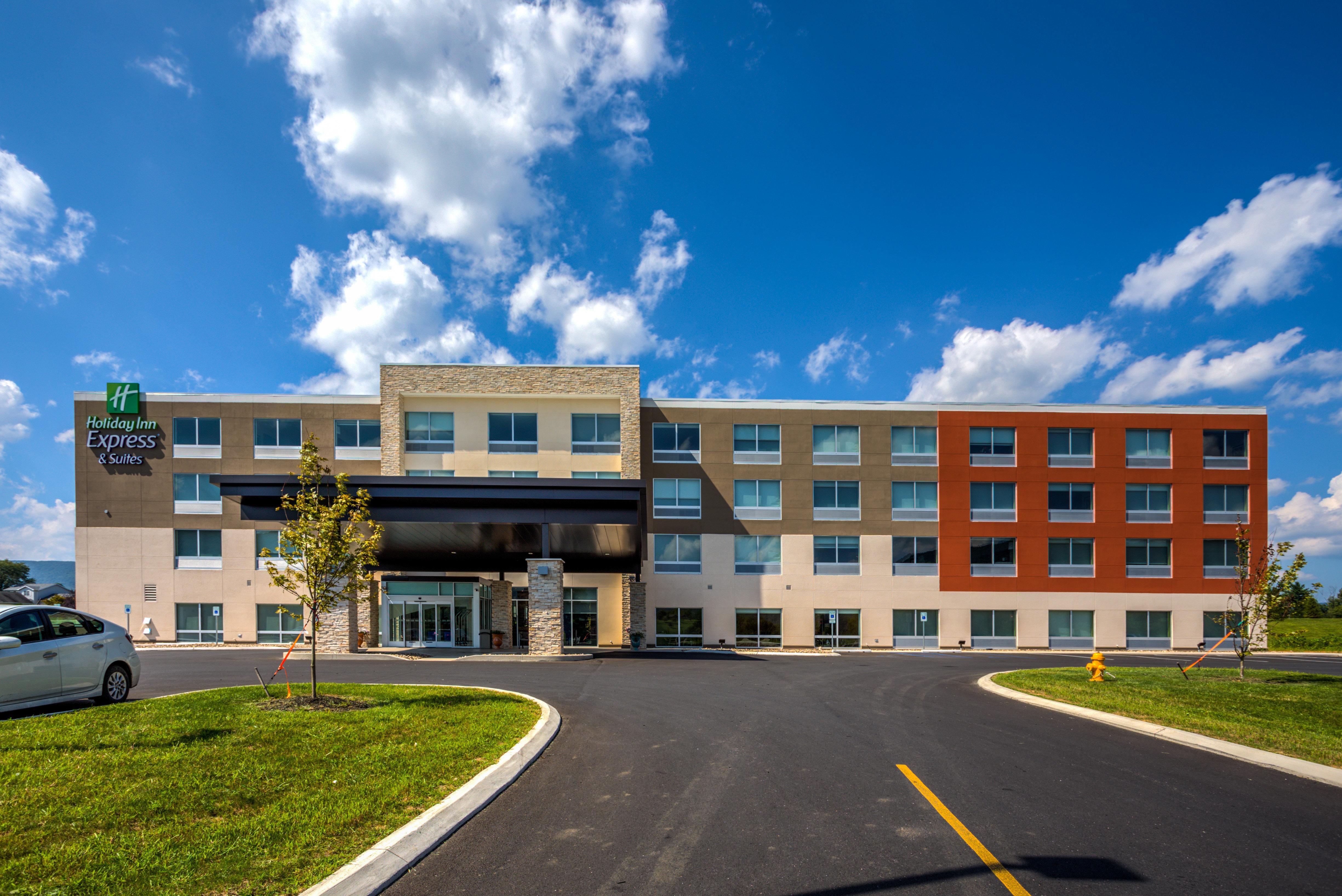 Holiday Inn Express & Suites Reedsville - State Coll Area, An Ihg Hotel Exterior photo