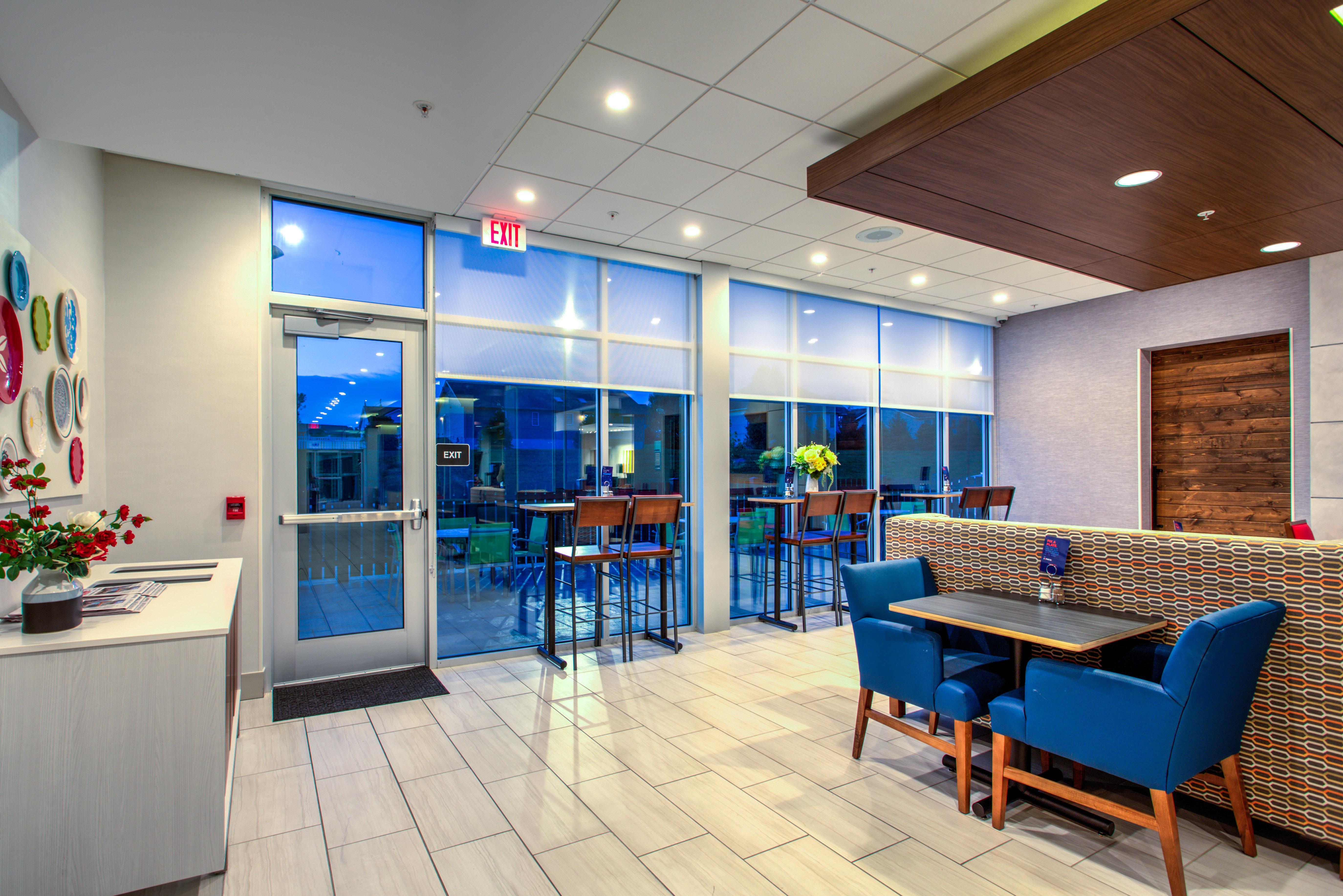 Holiday Inn Express & Suites Reedsville - State Coll Area, An Ihg Hotel Exterior photo